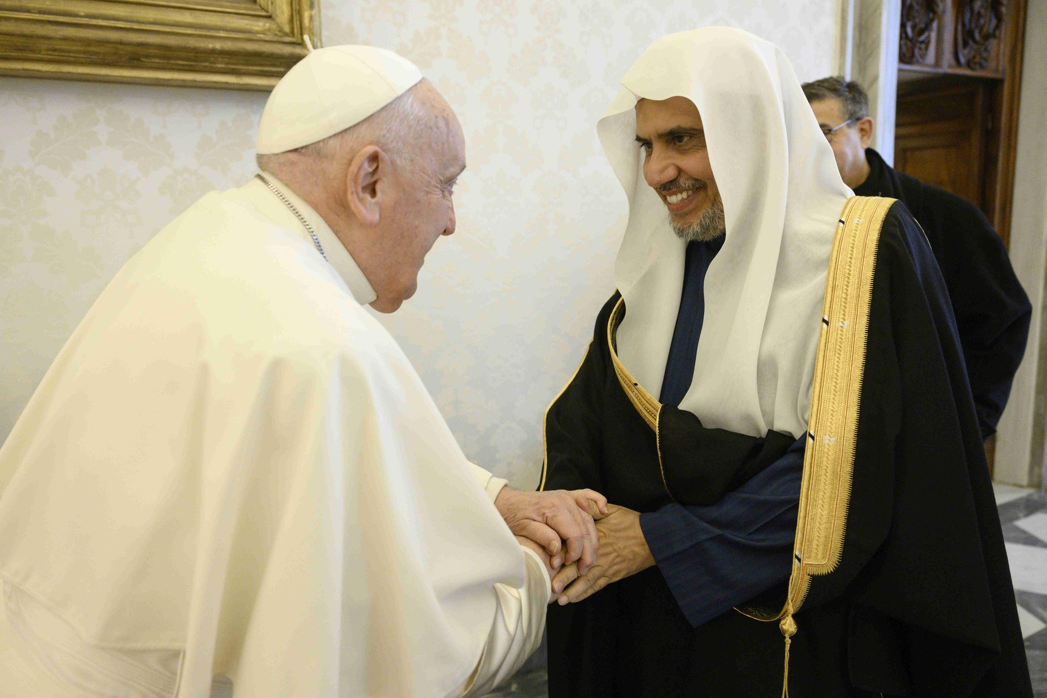 O Papa Francisco recebendo Dr. Al-Issa no Vaticano.